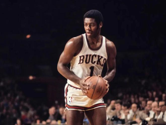 尼克斯爆冷击败雄鹿，团队篮球奏效