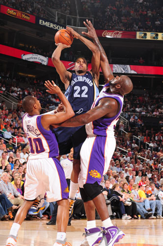 国王18分逆转活塞：拉文43+8三分赛季新高 德罗赞37分小萨三双